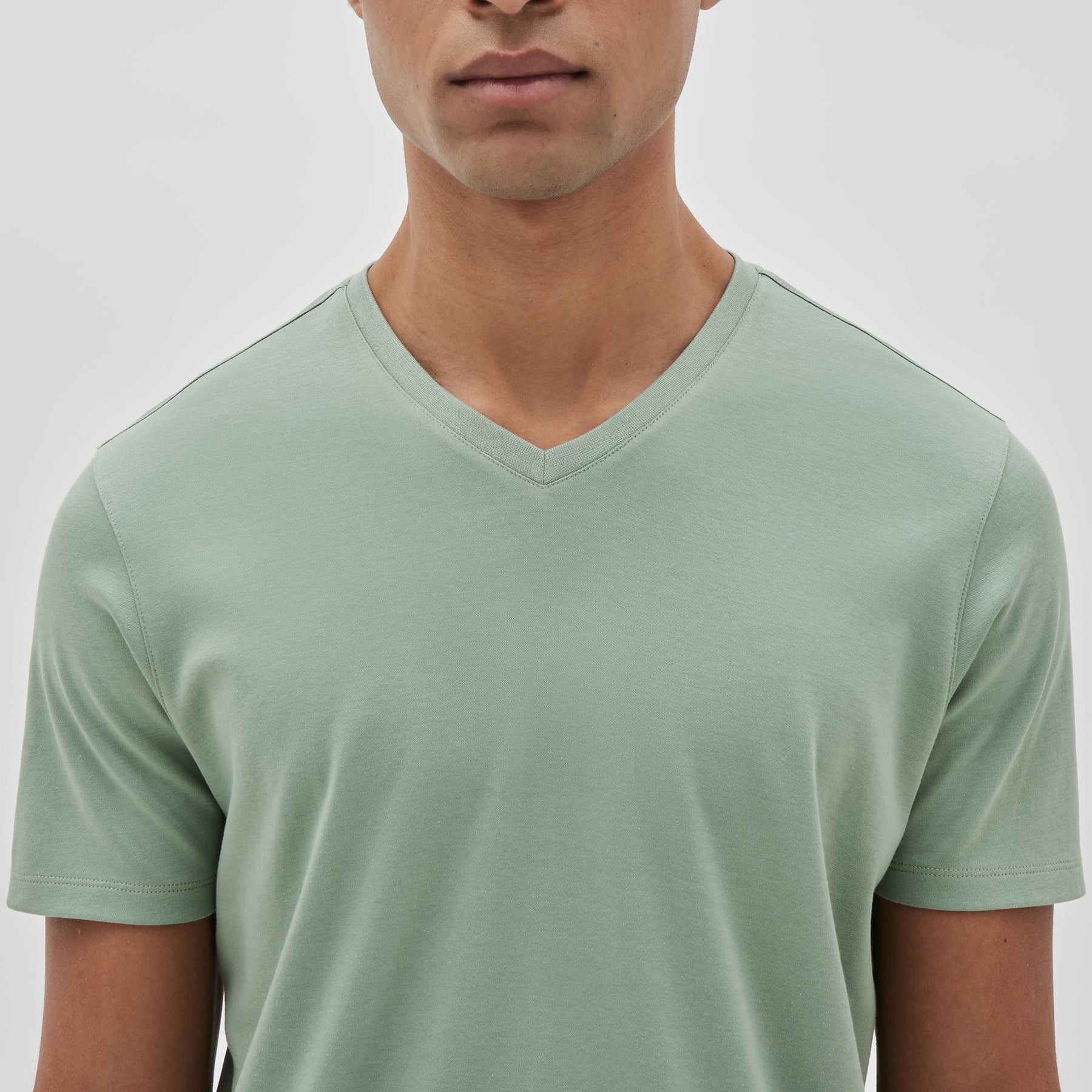 T-Shirt col v pour homme par Robert Barakett | 23336V/Georgia Baie Verte/Green Bay| Machemise.ca, vêtements mode pour hommes